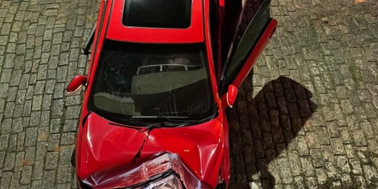 Jovem morre em acidente grave ao bater carro contra casa no Sul de Minas