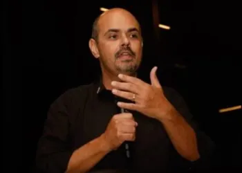 Simões usa evento como palanque 