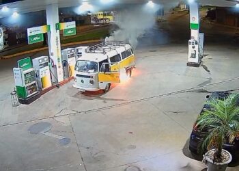 VÍDEO | Kombi é destruída por incêndio durante abastecimento em posto de combustíveis em Boa Esperança