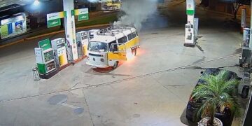 VÍDEO | Kombi é destruída por incêndio durante abastecimento em posto de combustíveis em Boa Esperança