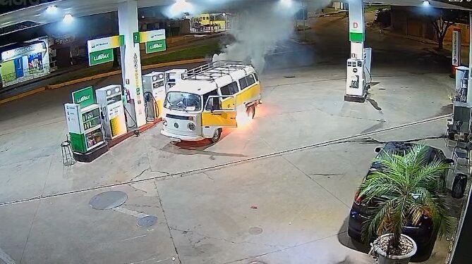 VÍDEO | Kombi é destruída por incêndio durante abastecimento em posto de combustíveis em Boa Esperança