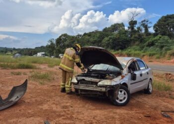 Veículo capota na MG-179 e vítimas são socorridas pelo SAMU em Machado (MG)