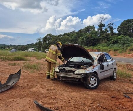 Veículo capota na MG-179 e vítimas são socorridas pelo SAMU em Machado (MG)