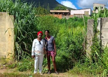 VÍDEO | Moradores do bairro Rosário denunciam terreno baldio com mato alto e presença de animais peçonhentos em Carmo