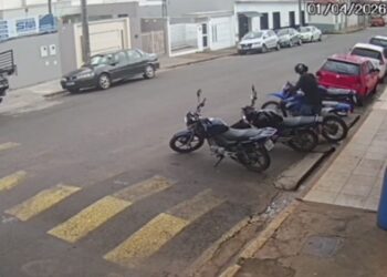 VÍDEO | Motocicleta é furtada em frente a restaurante no Centro de Muzambinho