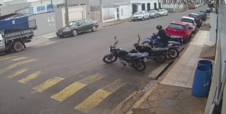 VÍDEO | Motocicleta é furtada em frente a restaurante no Centro de Muzambinho