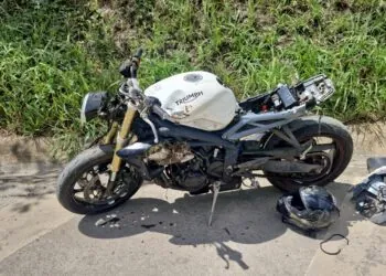 Motociclista perde controle e tomba na MG-050, sendo socorrido pelo SAMU