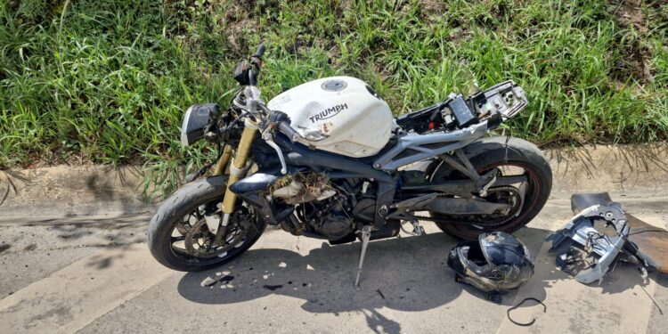 Motociclista perde controle e tomba na MG-050, sendo socorrido pelo SAMU