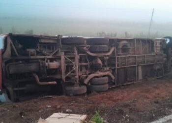 Ônibus com 54 passageiros capota e deixa feridos na BR-267, em Caxambu