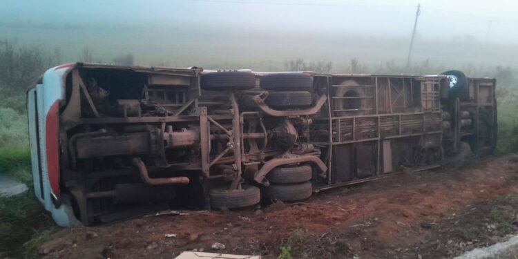 Ônibus com 54 passageiros capota e deixa feridos na BR-267, em Caxambu