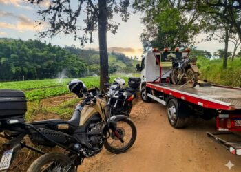 Jovem é detido com motocicleta irregular e adulterada na zona rural de Andradas
