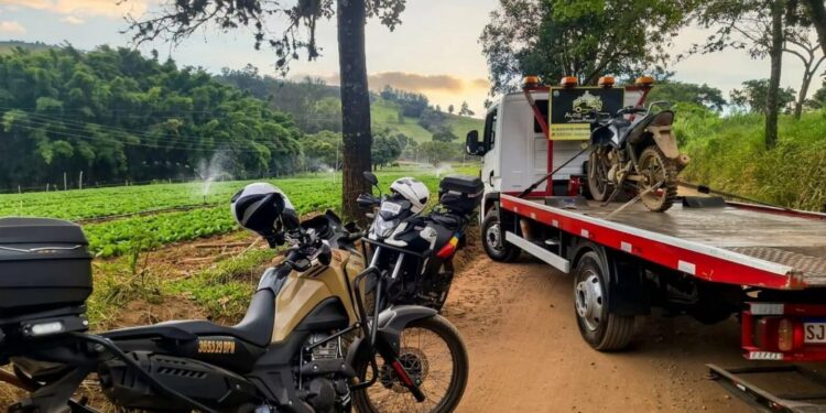 Jovem é detido com motocicleta irregular e adulterada na zona rural de Andradas