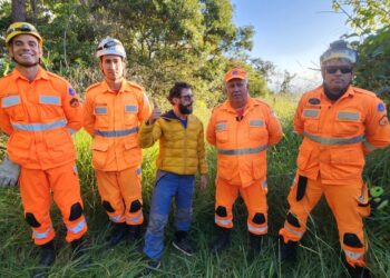 RESGATE | Praticante de parapente fica preso em árvore após queda na zona rural