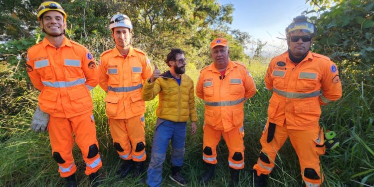 RESGATE | Praticante de parapente fica preso em árvore após queda na zona rural