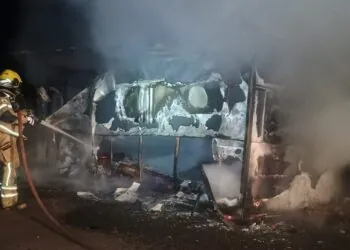 Incêndio destrói trailer durante a noite em bairro de Alfenas