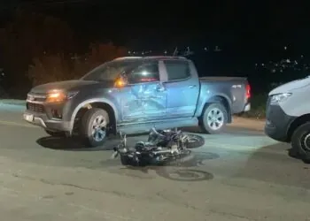 Motociclista fica ferido após acidente com carro em Varginha