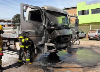 Caminhão guincho pega fogo no Distrito Industrial em Alfenas