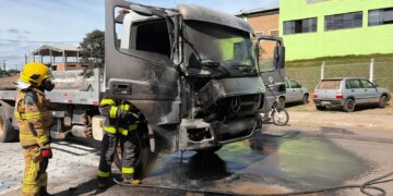 Caminhão guincho pega fogo no Distrito Industrial em Alfenas