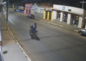 VÍDEO: Câmeras de segurança flagram suspeito com moto furtada em Carmo do Rio Claro
