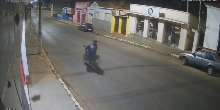 VÍDEO: Câmeras de segurança flagram suspeito com moto furtada em Carmo do Rio Claro