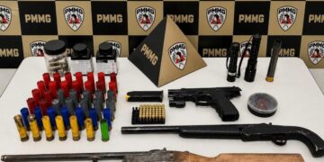 Homem é preso por violência doméstica e arsenal de armas é apreendido
