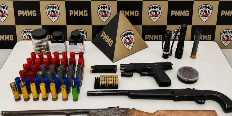 Homem é preso por violência doméstica e arsenal de armas é apreendido