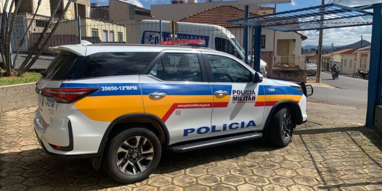Homem com mandado de prisão em aberto é detido com drogas durante abordagem em Carmo do Rio Claro