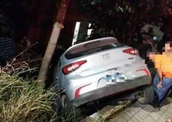 Carro fica pendurado em barranco após atingir alambrado de policlínica no Sul de Minas