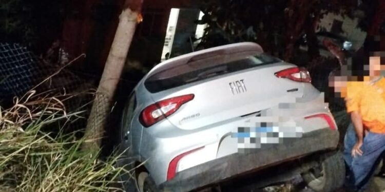 Carro fica pendurado em barranco após atingir alambrado de policlínica no Sul de Minas