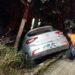 Carro fica pendurado em barranco após atingir alambrado de policlínica no Sul de Minas