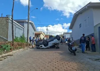 URGENTE I VÍDEO: Carro capota após colisão entre veículos e deixa dois feridos em Carmo do Rio Claro