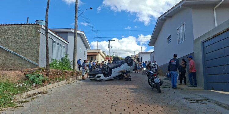 URGENTE I VÍDEO: Carro capota após colisão entre veículos e deixa dois feridos em Carmo do Rio Claro