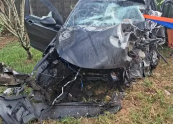 Mulher morre após acidente entre carro e carreta na BR-354