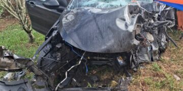 Mulher morre após acidente entre carro e carreta na BR-354