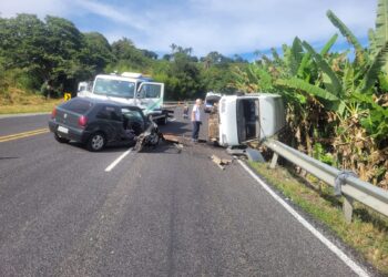 Passageira fica ferida após colisão entre van e carro na MGC-491