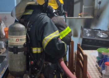 Casal de idosos é resgatado por bombeiros durante incêndio em residência em Alfenas