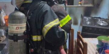 Casal de idosos é resgatado por bombeiros durante incêndio em residência em Alfenas