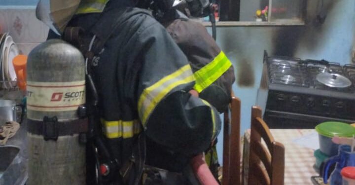 Casal de idosos é resgatado por bombeiros durante incêndio em residência em Alfenas