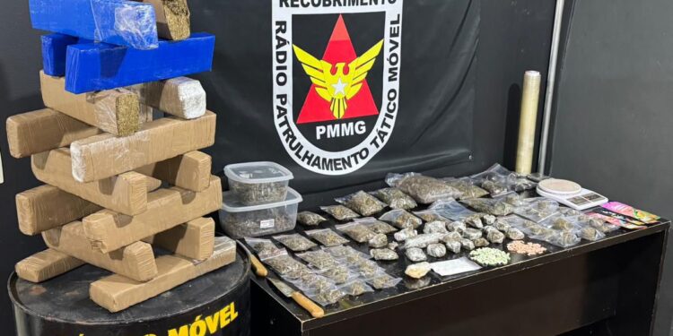 Polícia Militar apreende 30 quilos de maconha e desarticula esquema de tráfico por delivery no Sul de Minas