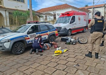 VÍDEO I URGENTE: Motocicleta em fuga da PM colide contra caminhonete no centro de Carmo do Rio Claro