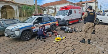 VÍDEO I URGENTE: Motocicleta em fuga da PM colide contra caminhonete no centro de Carmo do Rio Claro