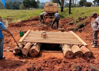 Prefeitura realiza manutenção na estrada da Ponte do Buracão em Carmo do Rio Claro