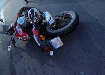Casal fica ferido após motocicleta derrapar em óleo diesel espalhado em rua de Alfenas