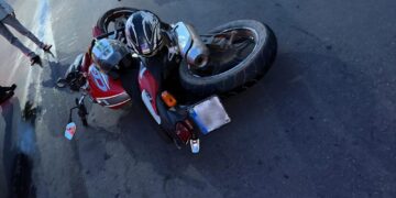 Casal fica ferido após motocicleta derrapar em óleo diesel espalhado em rua de Alfenas