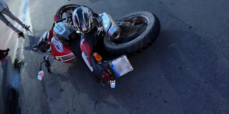 Casal fica ferido após motocicleta derrapar em óleo diesel espalhado em rua de Alfenas