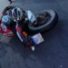 Casal fica ferido após motocicleta derrapar em óleo diesel espalhado em rua de Alfenas