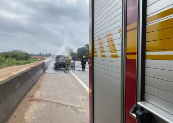 Incêndio em veículo mobiliza Corpo de Bombeiros na BR-381