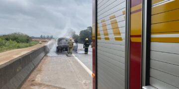 Incêndio em veículo mobiliza Corpo de Bombeiros na BR-381