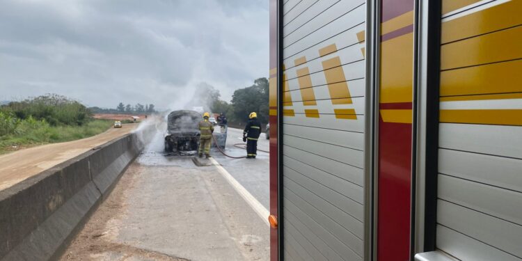Incêndio em veículo mobiliza Corpo de Bombeiros na BR-381