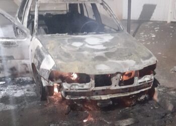 Incêndio destrói veículo durante a madrugada em bairro de Alfenas